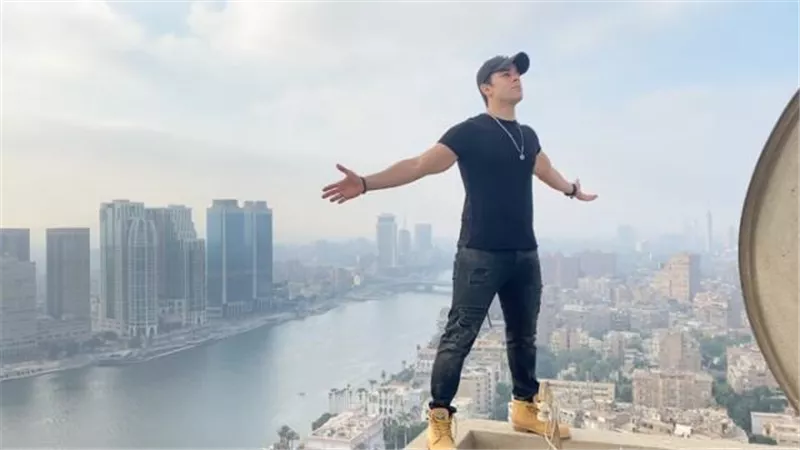 بالفيديو.. رامز أمير يمارس رياضة الباركور من الدور الـ 36