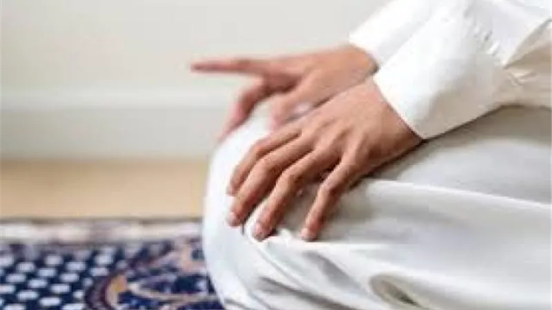 تختلف بين المصلين.. ما هو حكم تحريك إصبع السبابة في التشهد؟
