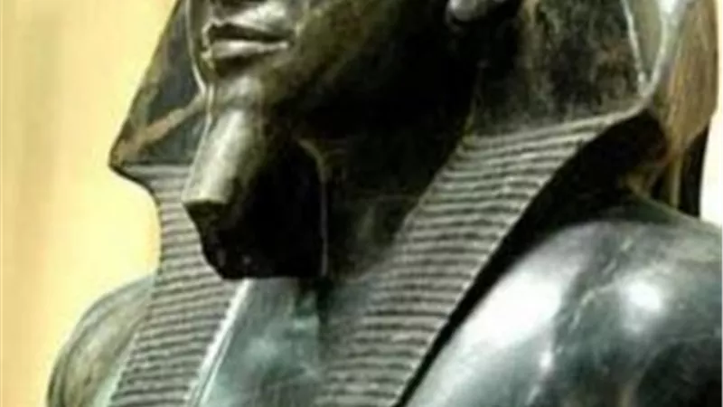بالصور .. تعرف على الملك المصرى الذى يعتبر تمثاله أهم كنوز متاحف العالم