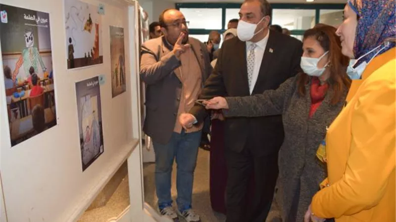 بالصور .. رئيس جامعة حلوان يفتتح معرض « قول لا للفساد»