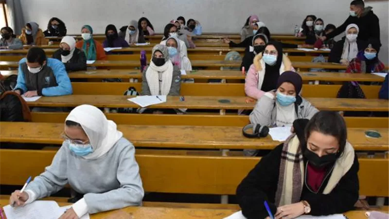نائب رئيس جامعة عين شمس يتفقد امتحانات الفصل الدراسي الأول بكلية الآداب