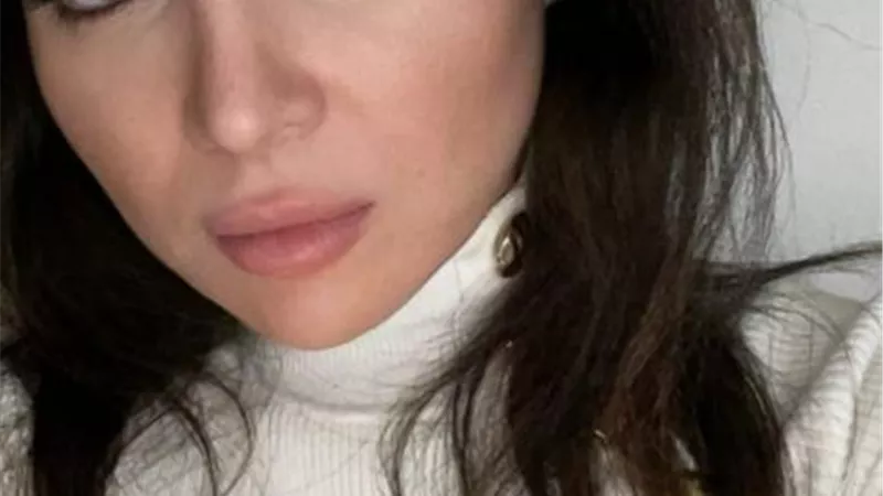 بعد شيرين عبدالوهاب.. مى عز الدين تحلق شعرها وتظهر بـ ”لوك” مميز