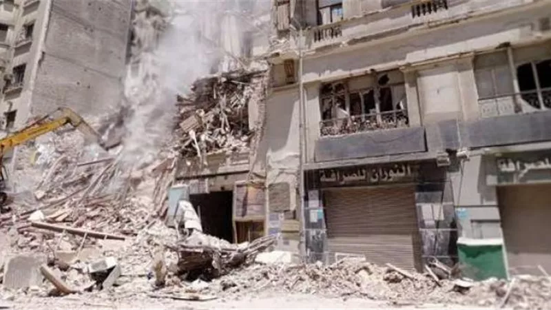 الحماية المدنية تستخرج جثة شخص من أسفل أنقاض عقار شارع قصر النيل المنهار