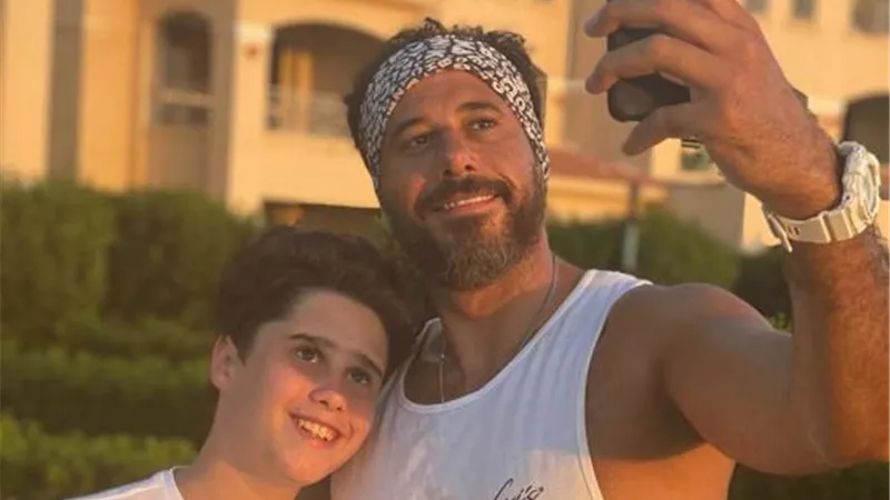 شاهد.. أحمد السعدني يستمتع بالعطلة الصيفية برفقة نجله