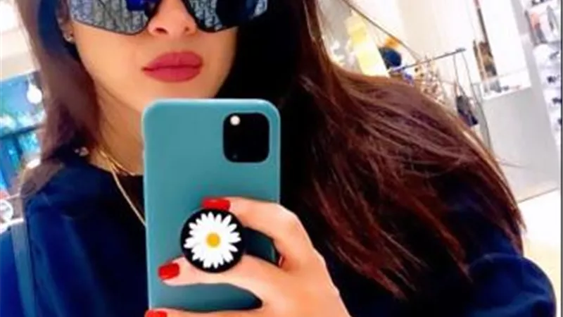 ياسمين عبد العزيز بإطلالة ساحرة في أحدث ظهور