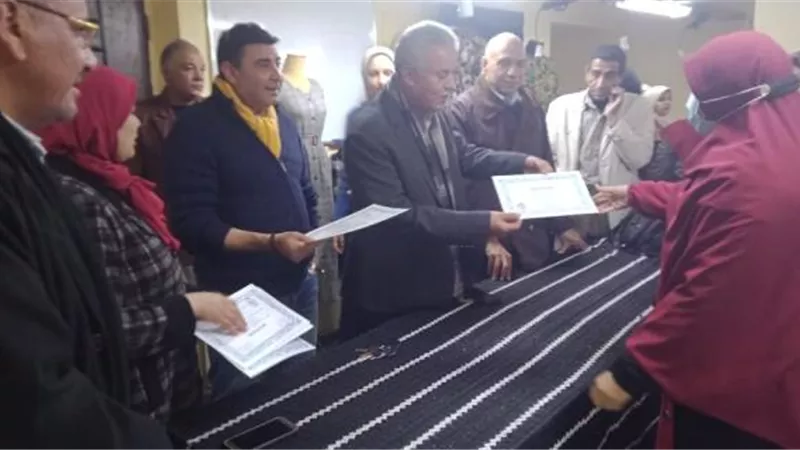 بمرتبات تصل لـ 5500 جنيه.. تسليم عقود عمل للمتدربات على التفصيل والخياطة بالمنوفية
