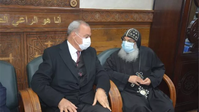 بالصور.. محافظ القليوبية يُقدم التهاني للأخوة الأقباط بكنيسة السيدة العذراء