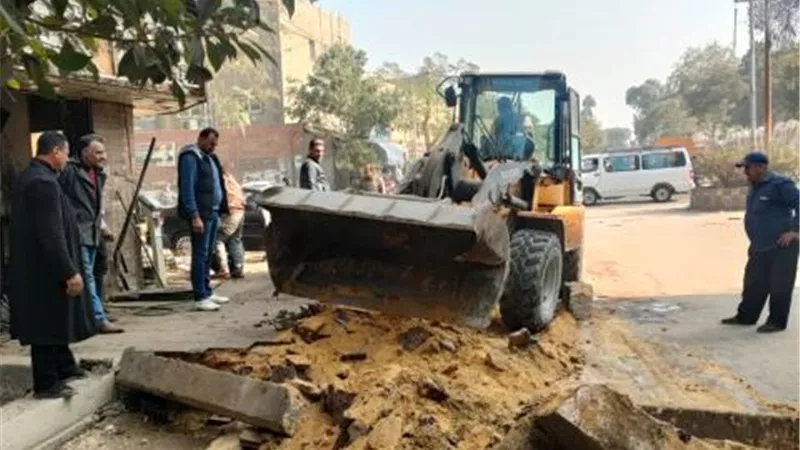 شاهد.. محافظ الجيزة يتابع أعمال رصف 3 شوارع رئيسية بهذه الأحياء