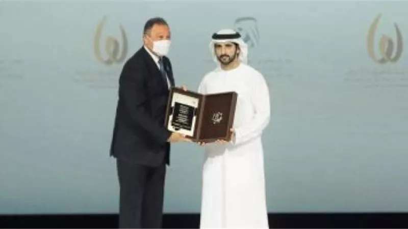 محمود الخطيب يتسلم جائزة محمد بن راشد للإبداع الرياضى الخاصة بالأهلي