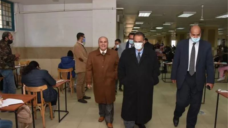 بالصور .. جولة لنائب رئيس جامعة عين شمس لمتابعة سير امتحانات كلية الحقوق