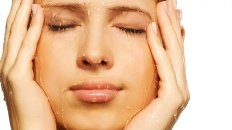 تعرفي على أسهل خطوات التخلص من عرق الوجه