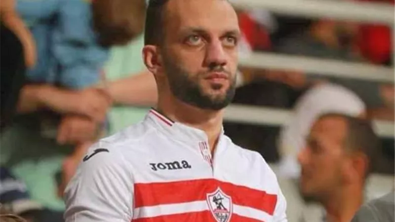 بالصور.. ”خناقة”  وتراشق بالألفاظ بين مشجع زملكاوي وأمير مرتضى منصور بعد تعادل الزمالك أمام نادي مصر