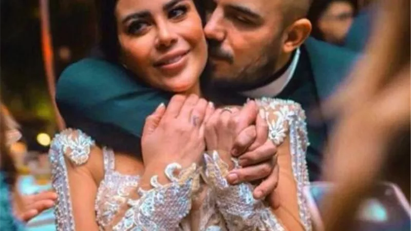 محمود العسيلي يحتفل بعيد زواجه برفقة زوجته
