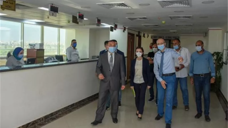 محافظ الإسكندرية بتفقد المركز النموذجي للخدمات ويتابع إجراءات التصالح في مخالفات البناء