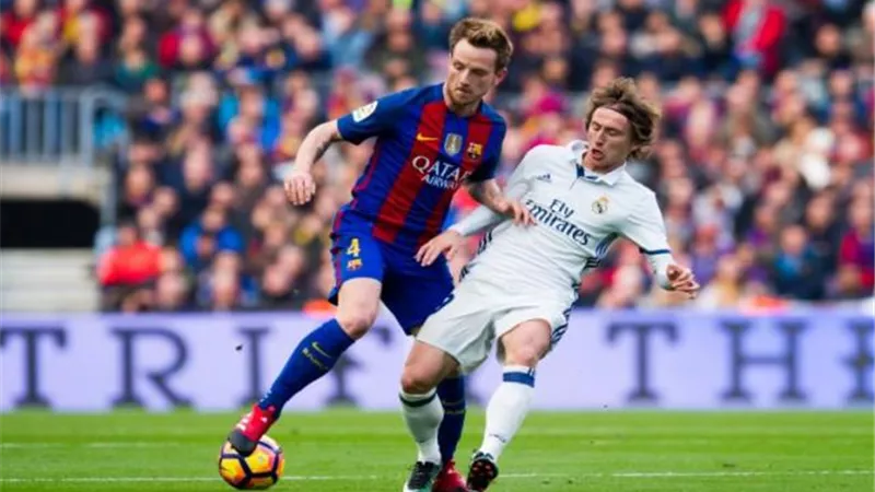 مواجهة نارية بين برشلونة وريال مدريد فى نصف نهائى السوبر الإسبانى الليلة
