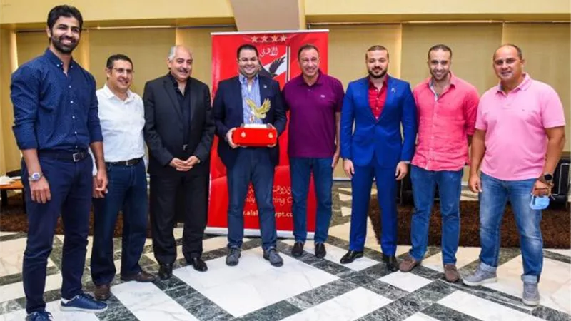 الخطيب يخاطب موظفي الأهلي.. ويكرم مستشار التسويق