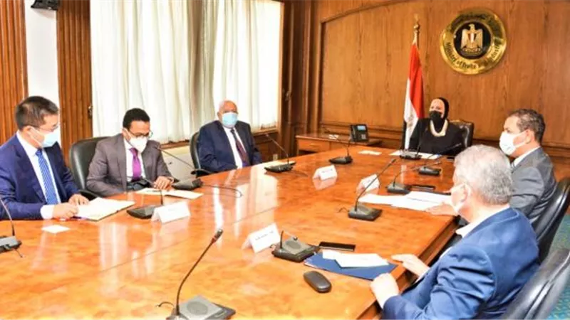 نيفين جامع: الحكومة حريصة على تهيئة البيئة المناسبة للتحول نحو إستخدام الطاقة النظيفة فى وسائل النقل الجماعى