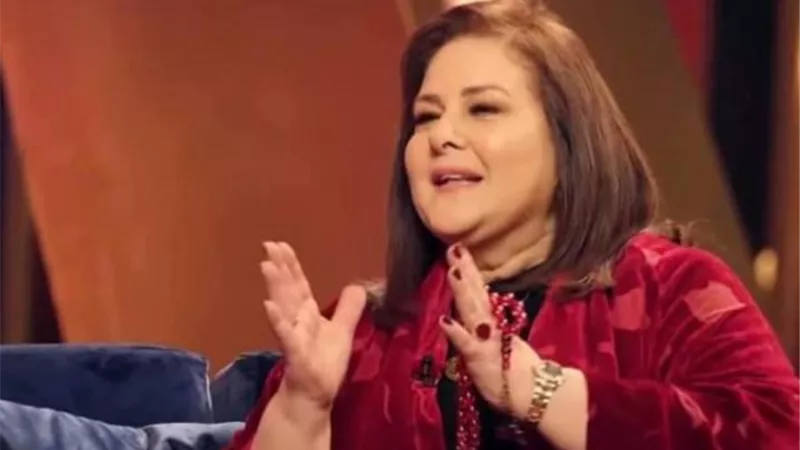 السبحة الحمرا.. حكاية المسبحة التي لا تفارق دلال عبد العزيز طوال حياتها