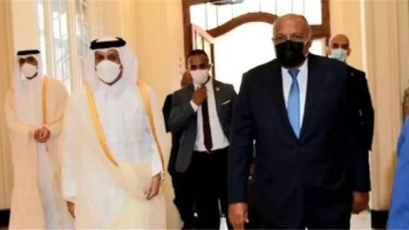 شكرى يستقبل نظيره القطرى بمقر الوزارة