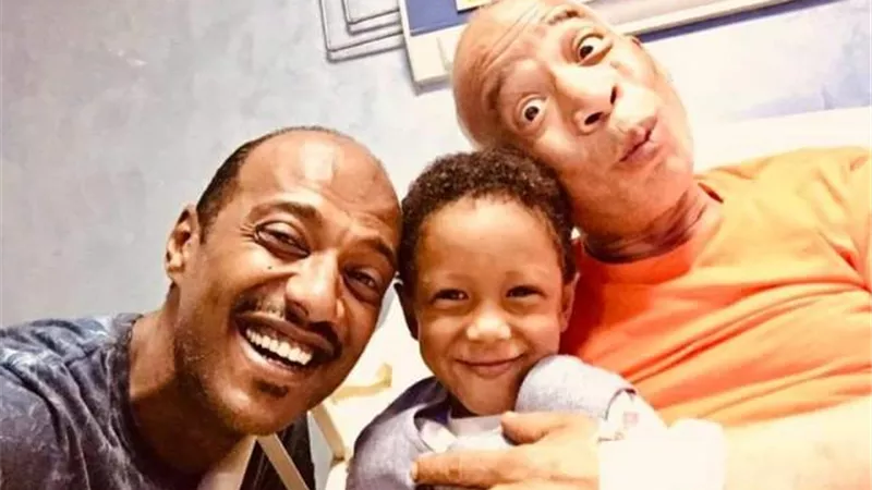 شاهد.. أحدث ظهور لـ شريف دسوقي من داخل المستشفى برفقة أمير صلاح الدين ونجله