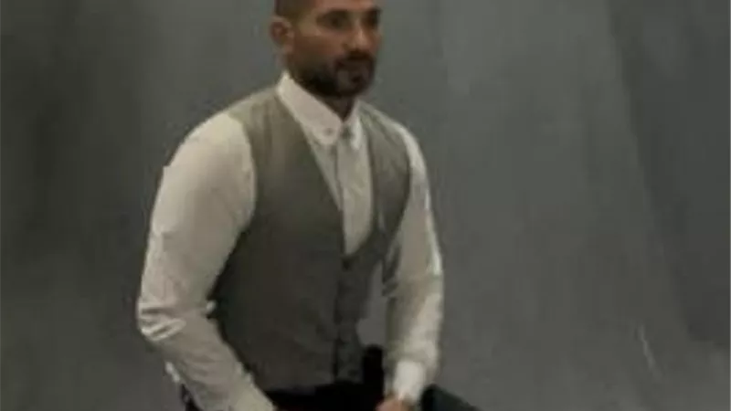 بركاتك يا نجم.. أحمد سعد بسبحة سوداء فى أحدث ظهور له