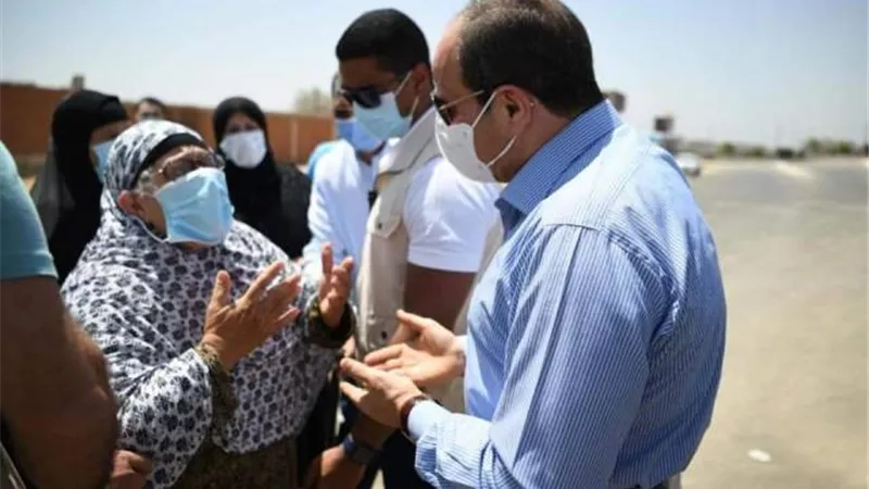 بالصور.. قصة السيدة التي استمع الرئيس السيسي لمطالبها