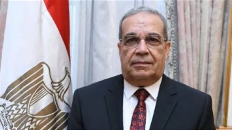 وزير الإنتاج الحربى يتفقد مبنى الوزارة فى العاصمة الإدارية