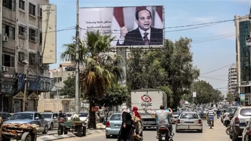 صور السيسي تزين شوارع غزة تزامنا مع زيارة وفد المخابرات العامة