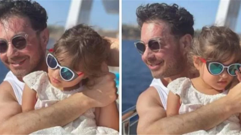 على البحر.. أحمد زاهر بصحبة ابنته الصغرى ”نور” في أحدث ظهور