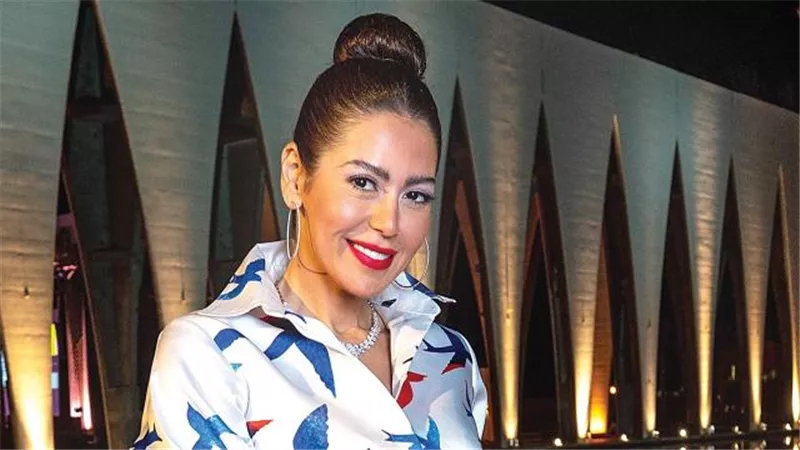لقاء الخميسي تخطف الأنظار بإطلالة مثيرة