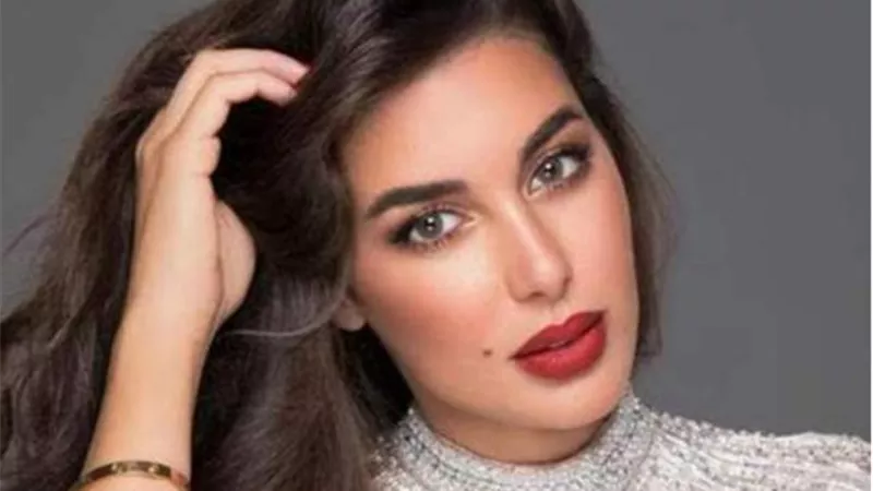 شاهد.. تدافع من عشاق ياسمين صبرى لإلتقاط صور تذكارية