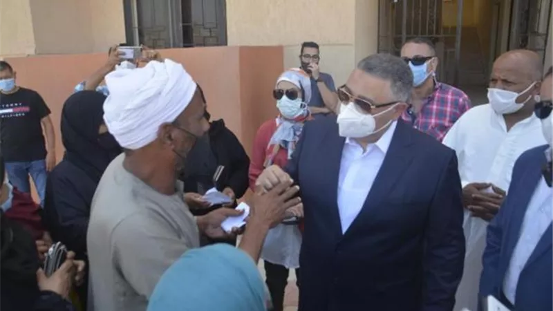محافظ البحر الأحمر يجري جولة ميدانية بمساكن بديل العشوائيات بالغردقة