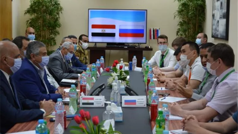 نائب وزير الطيران يبحث مع الوفد الروسى الإجراءات الأمنية بمطارى شرم والغردقة