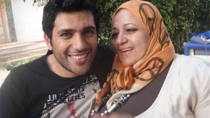 بصورة تجمعهما.. حسن الرداد يطلب من جمهوره الدعاء لوالدته الراحلة