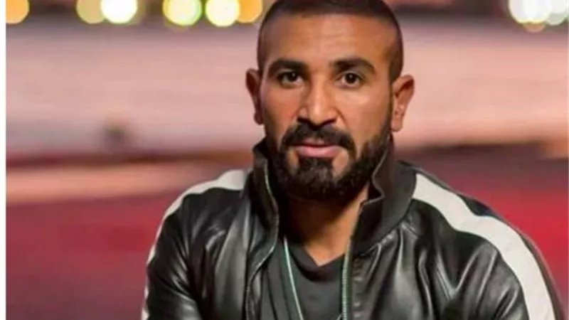 أحمد سعد يتعدى على شاب بالضرب فى الشارع أمام والدته وأخته.. اعرف الحقيقة