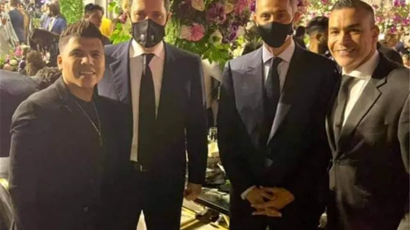 عمر كمال يتعرض لهجوم حاد بسبب تواجده مع أبناء رئيس سابق فى حفل زفاف نجلة الحضرى.. اعرف الحكاية
