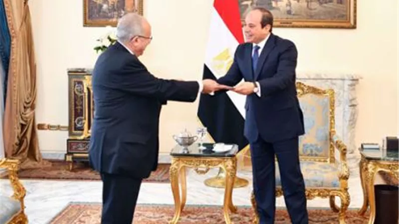 السيسي يستقبل وزير خارجية الجزائر ويشيد بالعلاقات بين البلدين