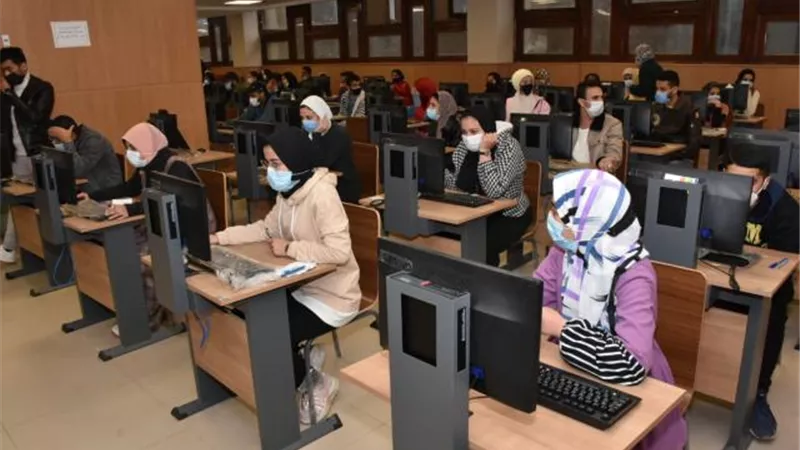 بالصور.. بدء الاختبارات الإلكترونية لطلاب تمريض عين شمس