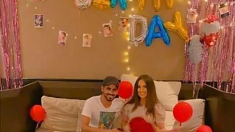 ”كل سنة وأنتِ حبيبتى وضهري”.. حمدي الميرغني يحتفل بعيد ميلاد زوجته وسط أجواء رومانسية