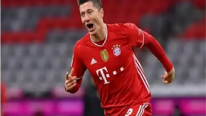 عاجل .. ليفاندوفسكى يتوج بجائزة أفضل لاعب فى العالم لعام 2021