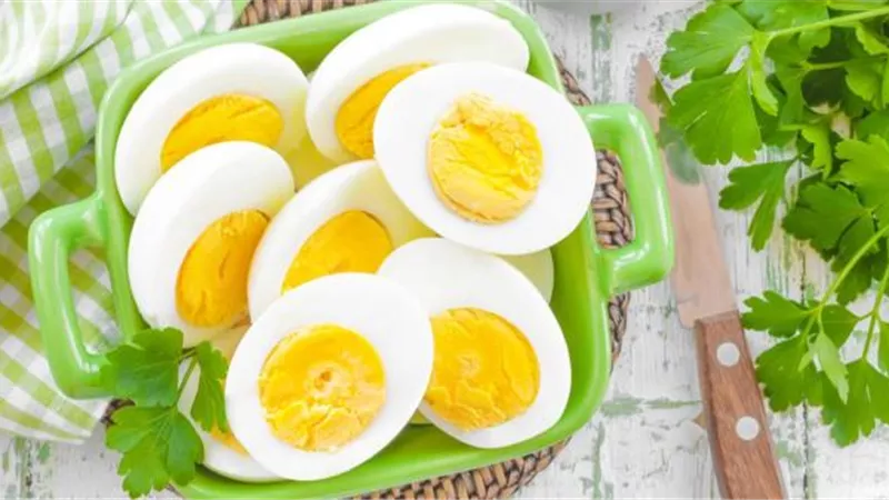 ماذا يحدث للجسم عند تناول البيض المسلوق يوميًا؟
