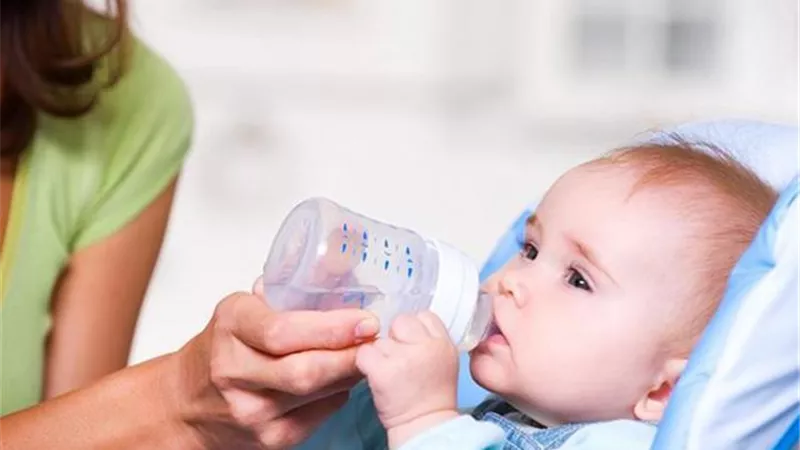 خلى بالك .. إعطاء الماء للرضع قبل 6 أشهر يسبب التسمم