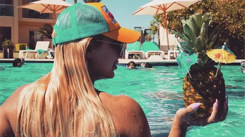 مي حلمي تتجاهل انفصالها وتستمتع بالعطلة الصيفية داخل حمام السباحة