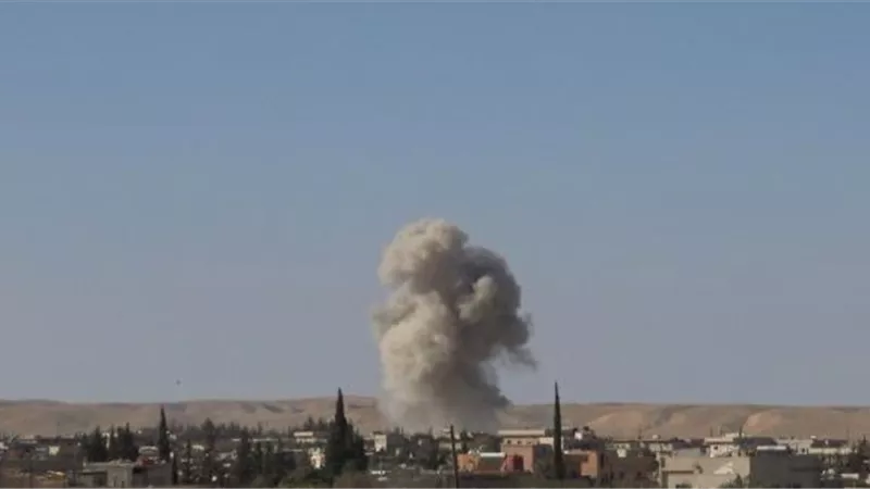مقتل 8 عناصر من داعش وإصابة 10 آخرين في قصف روسي على حمص ودير الزور