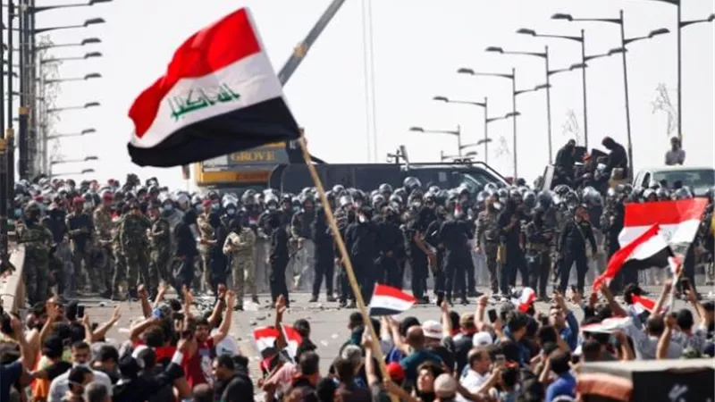 عاجل.. محتجون يحرقون مكتب البرلمان العراقي في البصرة