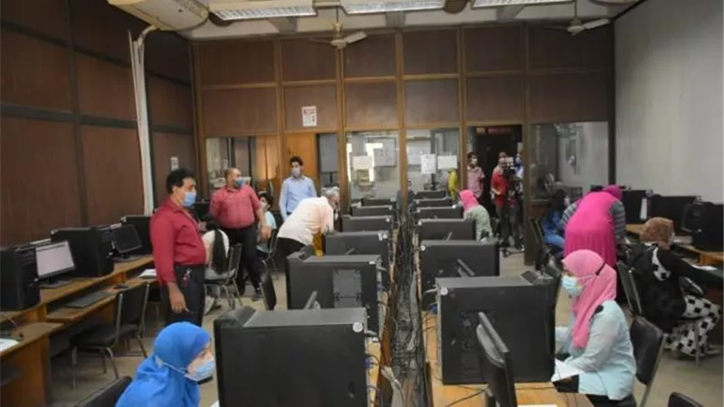 بالصور .. الطلاب يتوافدون علي معامل جامعة القاهرة للتسجيل في التنسيق الإلكتروني