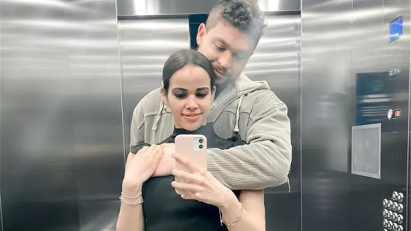 نور نجلة عمرو دياب بإطلالة جريئة مع خطيبها