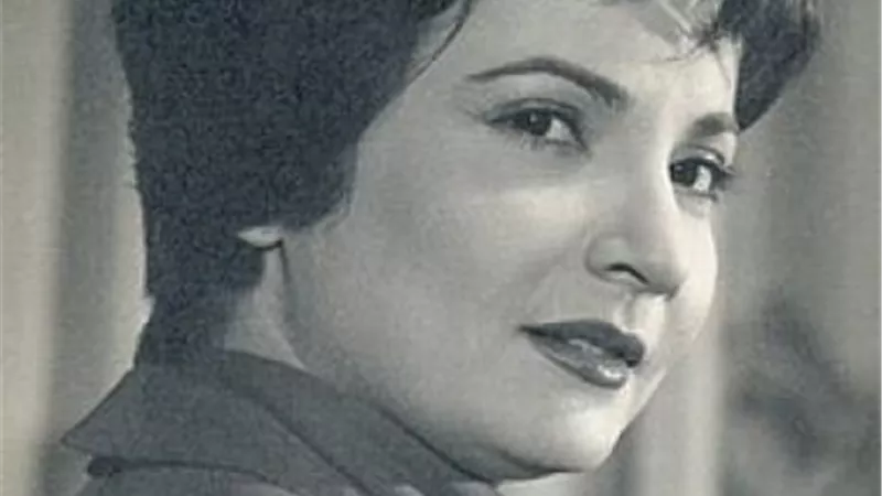 عشقت ضابط في الجيش  وأضربت عن الزواج لمدة طويلة  بعد استشهاده..وهذا سبب ارتباطها وانفصالها عن ”الجان ” و ”الجنرال ”  .. قصة ”الحب الأول”  في حياة ” شادية ” دلوعة السينما