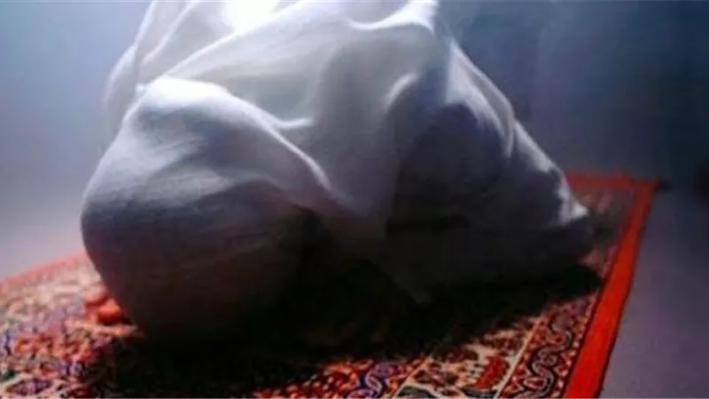 هل تجوز صلاة المرأة بملابس ضيقة؟..الإفتاء ترد