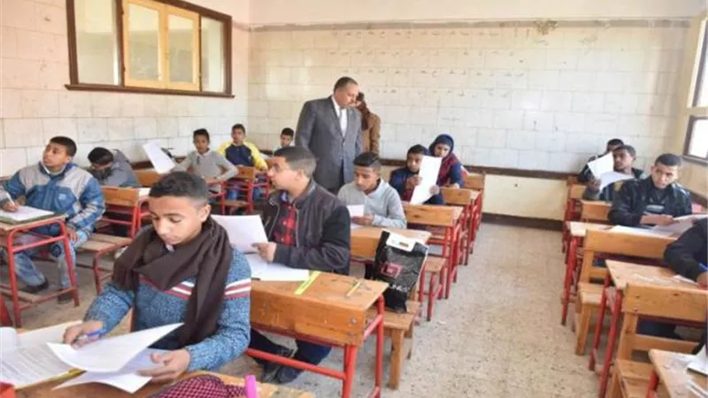 طلاب الشهادة الإعدادية يشكون من صعوبة امتحان الدراسات .. تفاصيل